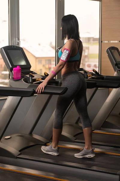 Fitness Mulher se exercitando em uma esteira — Fotografia de Stock