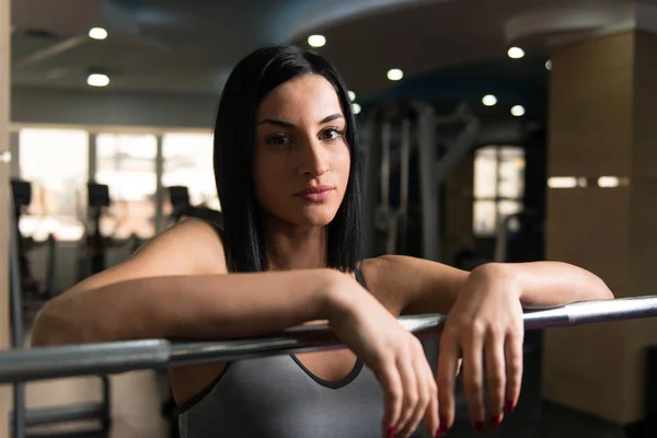 年轻漂亮的女人在健身房项锻炼休息 — 图库照片
