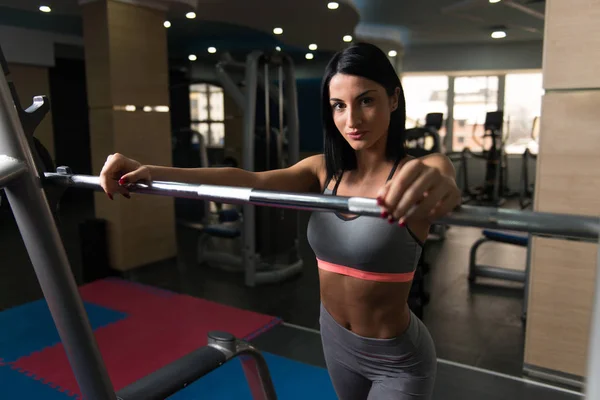 Мышечная женщина после тренировки отдыхает в спортзале — стоковое фото