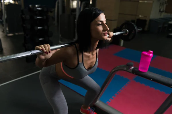 Mujer joven y saludable haciendo ejercicio para las piernas —  Fotos de Stock