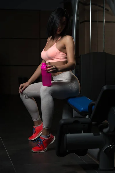 Vrouwen drinken water uit Shaker — Stockfoto