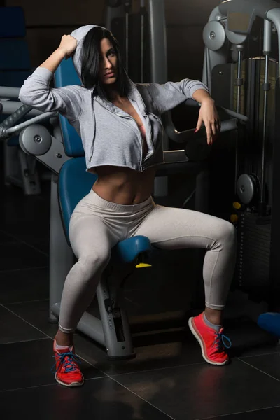 체육관에서 쉬고 운동 후 근육 질 여자 — 스톡 사진