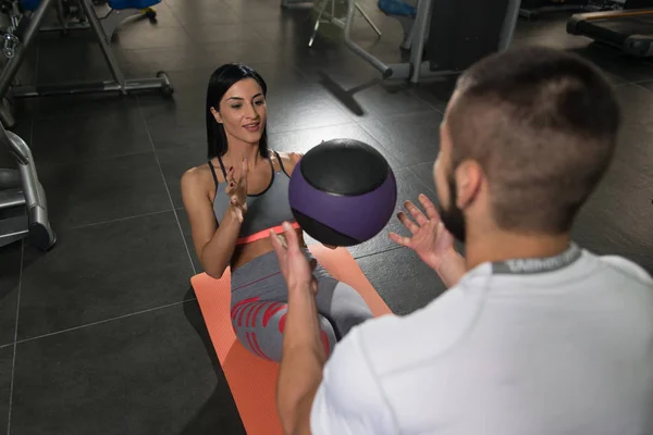 Couple Train Together With Ball For Abdominal — Stock Photo, Image