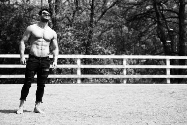 Yakışıklı adam açık havada Ranch at