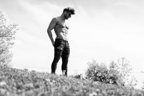 Man Standing Strong Outdoors in Nature Posing — Stock fotografie