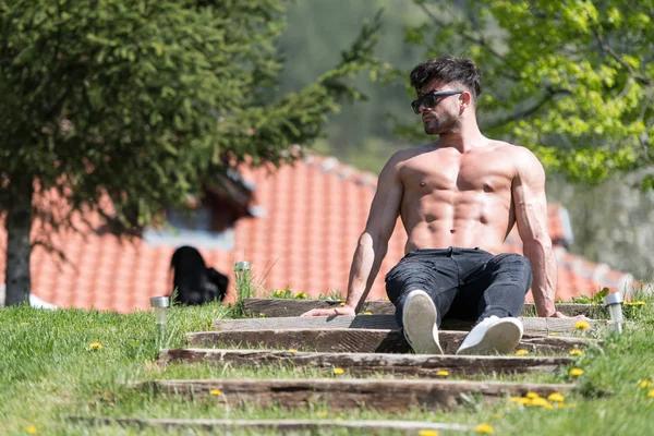 Man Lying Down Strong Outdoors in Nature Posing — Stock Photo, Image