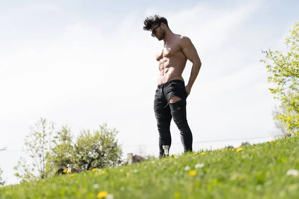 Man Standing Strong Outdoors in Nature Posing — Stock fotografie