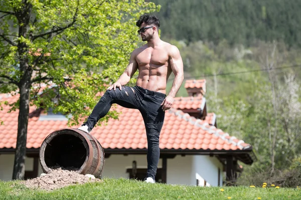 Modèle sérieux debout en plein air dans la nature — Photo