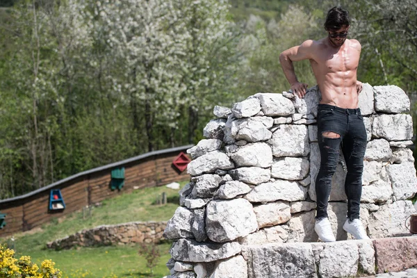 Portrait of Muscular Man Standing Outdoors in Nature — Stock Photo, Image