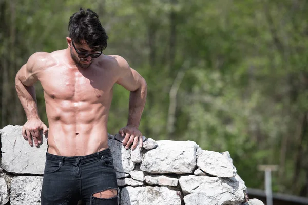 Modelo de pie fuerte al aire libre en la naturaleza posando — Foto de Stock