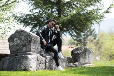 Model Doğa Pozisyonunda Güçlü Oturuyor