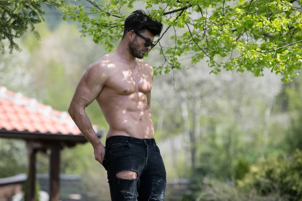 Man Standing Strong Outdoors in Nature Posing — Stock fotografie
