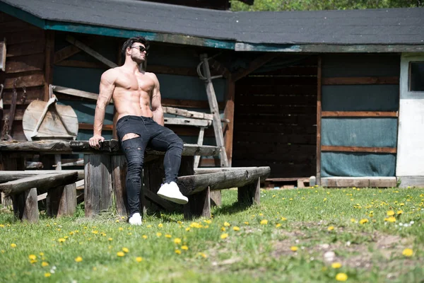 Modell Flexing Muskler utomhus i naturen — Stockfoto