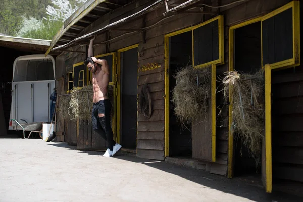 Cowboy homme au ranch en plein air — Photo