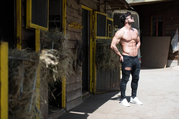 Costruire muscolare uomo a ranch all'aperto — Foto Stock