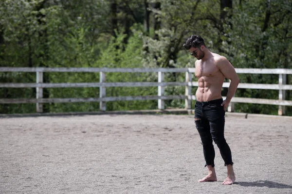 Musclé construire l'homme au ranch en plein air — Photo