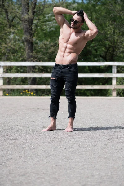 Muskelkräftiger Mann auf Ranch im Freien — Stockfoto