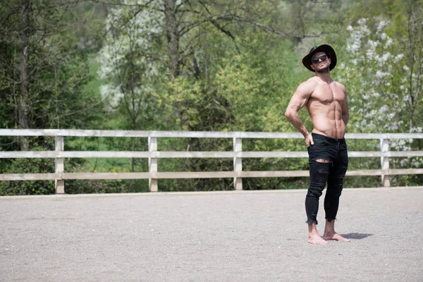 Bel homme au ranch en plein air — Photo