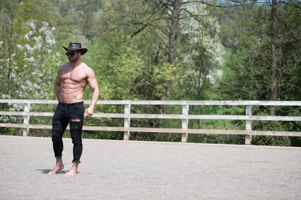 Cowboy uomo a ranch all'aperto — Foto Stock
