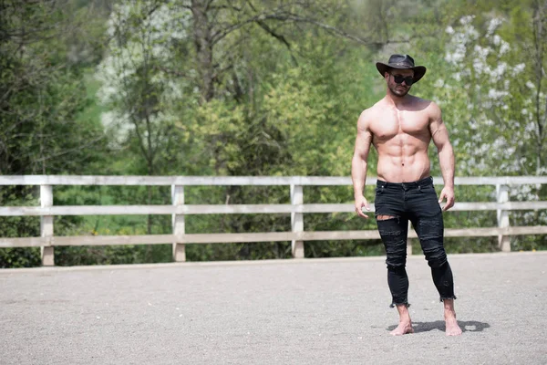 Svalnatý sestavení muž na ranči venku — Stock fotografie