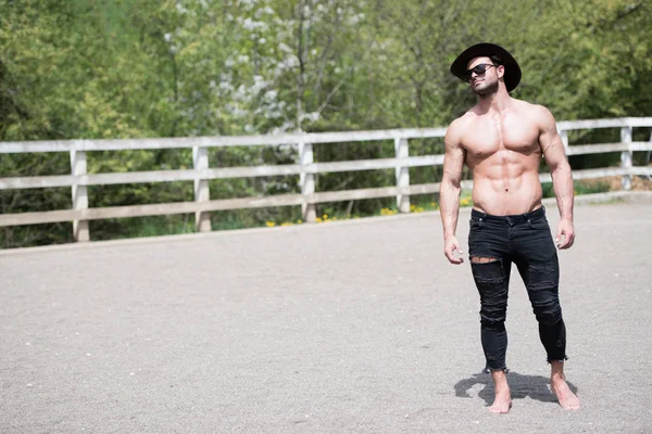 Hombre guapo en el rancho al aire libre —  Fotos de Stock