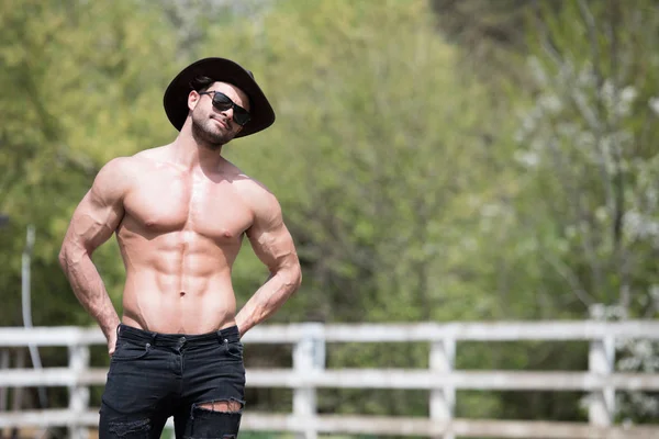 Homem bonito no rancho ao ar livre — Fotografia de Stock