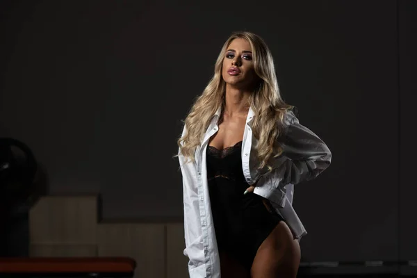 Giovane donna Fitness in camicia bianca e biancheria intima — Foto Stock