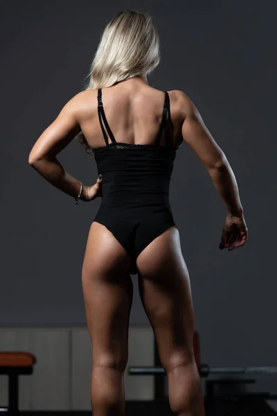 Jovem Sporty Fit Branco Feminino Modelo Posando — Fotografia de Stock