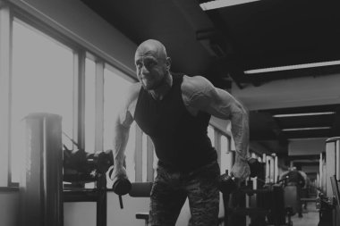 Adam omuz egzersiz Dumbbells ile