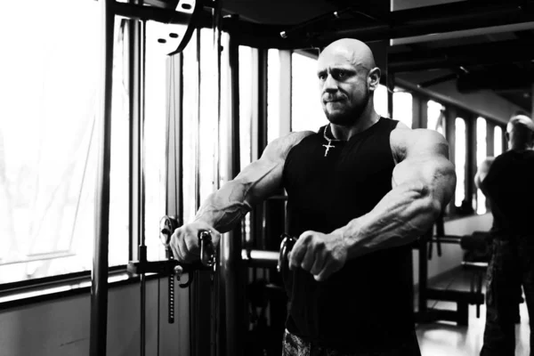 Hombre ejercitando hombros en el gimnasio —  Fotos de Stock