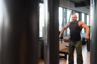 Adam omuz egzersiz Dumbbells ile