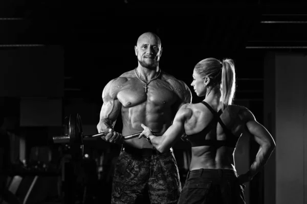 Paar doen oefening voor Biceps — Stockfoto