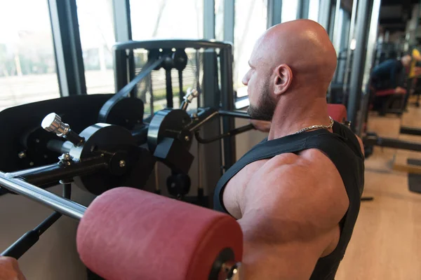 Bodybuilder Exercising Shoulder On Machine — Stock Photo, Image