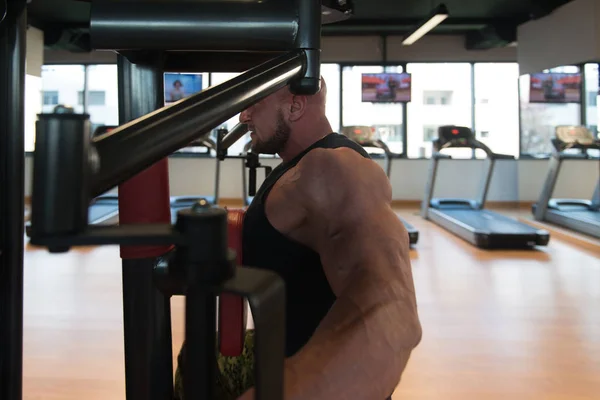 Fitness Man cvičení ramena v tělocvičně — Stock fotografie