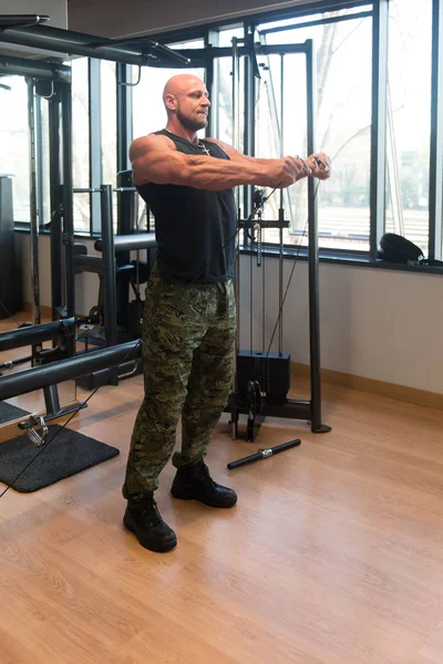 Uomo che esercita le spalle in palestra — Foto Stock