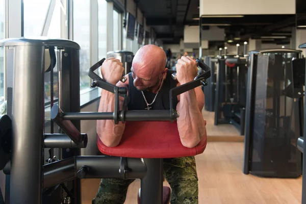 Mann trainiert Bizeps im Fitnessstudio — Stockfoto