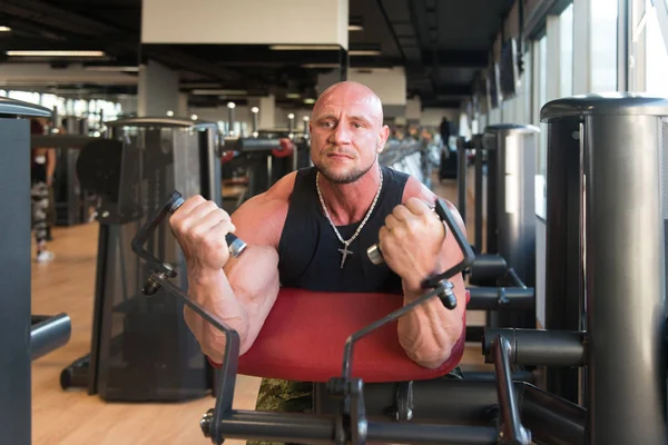 Bodybuilder Doing Heavy Weight Exercise For Biceps — Stock Photo, Image