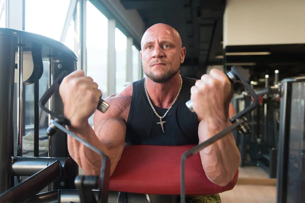 Homem exercendo bíceps no ginásio — Fotografia de Stock
