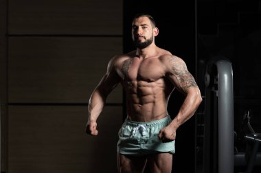 Kasların esneme sağlıklı genç adam