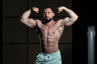 Arka çifte kol kası poz yapmak bodybuilder