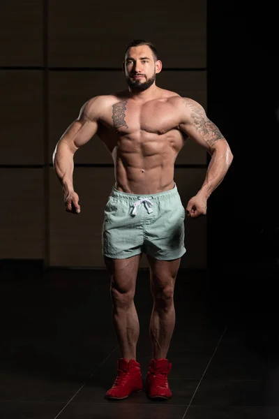 Portrait d'un jeune homme musclé physiquement apte — Photo