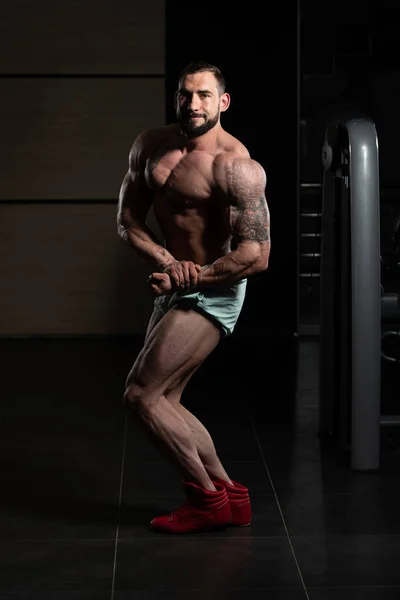 Bodybuilder Esecuzione lato petto Pose — Foto Stock