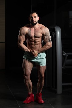 performans en kaslı vücut geliştirmeci poz