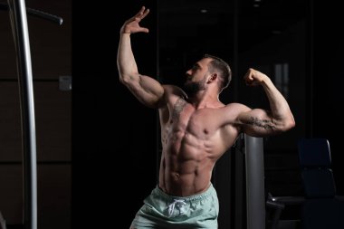 kaslı adam içinde jimnastik salonu kas esneme