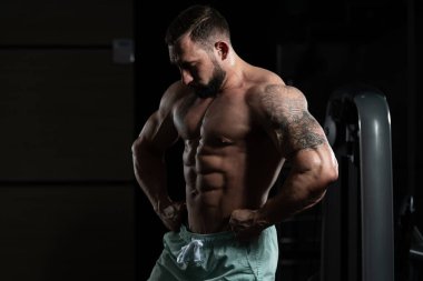 spor salonunda duran ciddi vücut geliştirmeci