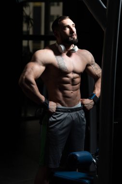 spor salonunda duran ciddi vücut geliştirmeci