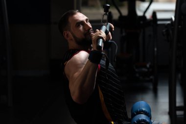 Spor salonunda egzersiz vücut geliştirmeci