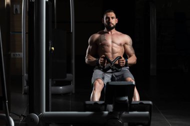 Spor salonunda egzersiz vücut geliştirmeci