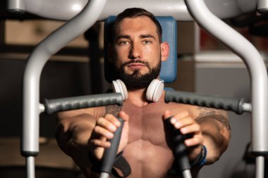 Spor salonunda egzersiz göğüs genç adam
