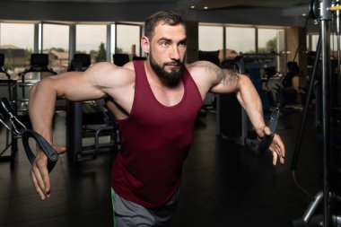 Vücut geliştirmeci egzersiz göğüste makine